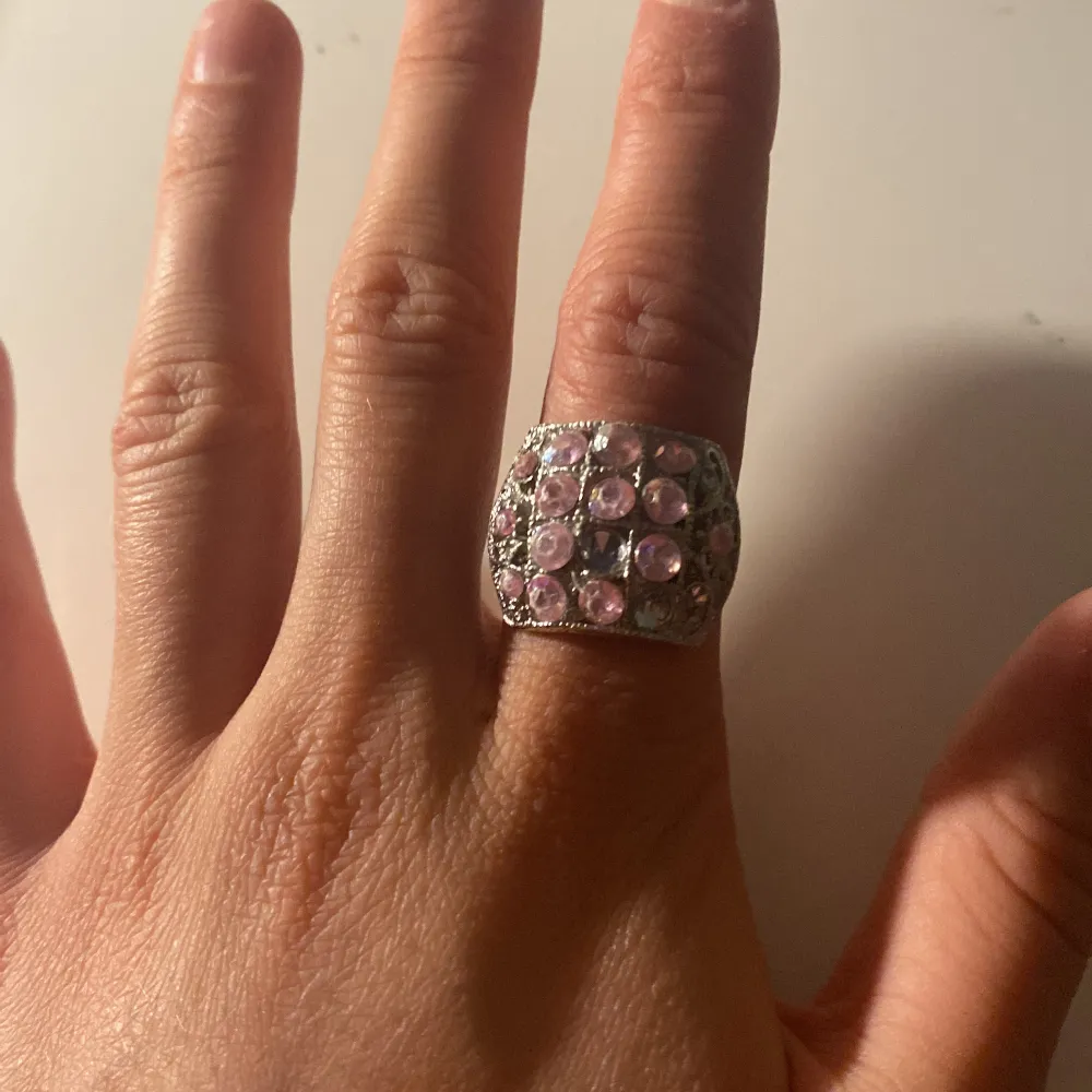 Har fler ringar och supermycket annat snyggt så köp gärna i paket. Super cool ring. Saknar någon sten men inget jag tänkt på. Den rostar men man kan måla den med genomskinligt nagellack så tror jag den inte rostar. . Accessoarer.