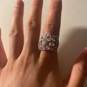 Har fler ringar och supermycket annat snyggt så köp gärna i paket. Super cool ring. Saknar någon sten men inget jag tänkt på. Den rostar men man kan måla den med genomskinligt nagellack så tror jag den inte rostar. 