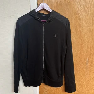 Ralph lauren hoodie - Grejen som man drar i dragkedjan saknas men den funkar endå 
