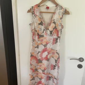 Klänning  - Klänning som är perfekt nu till hösten! I fint skick! 