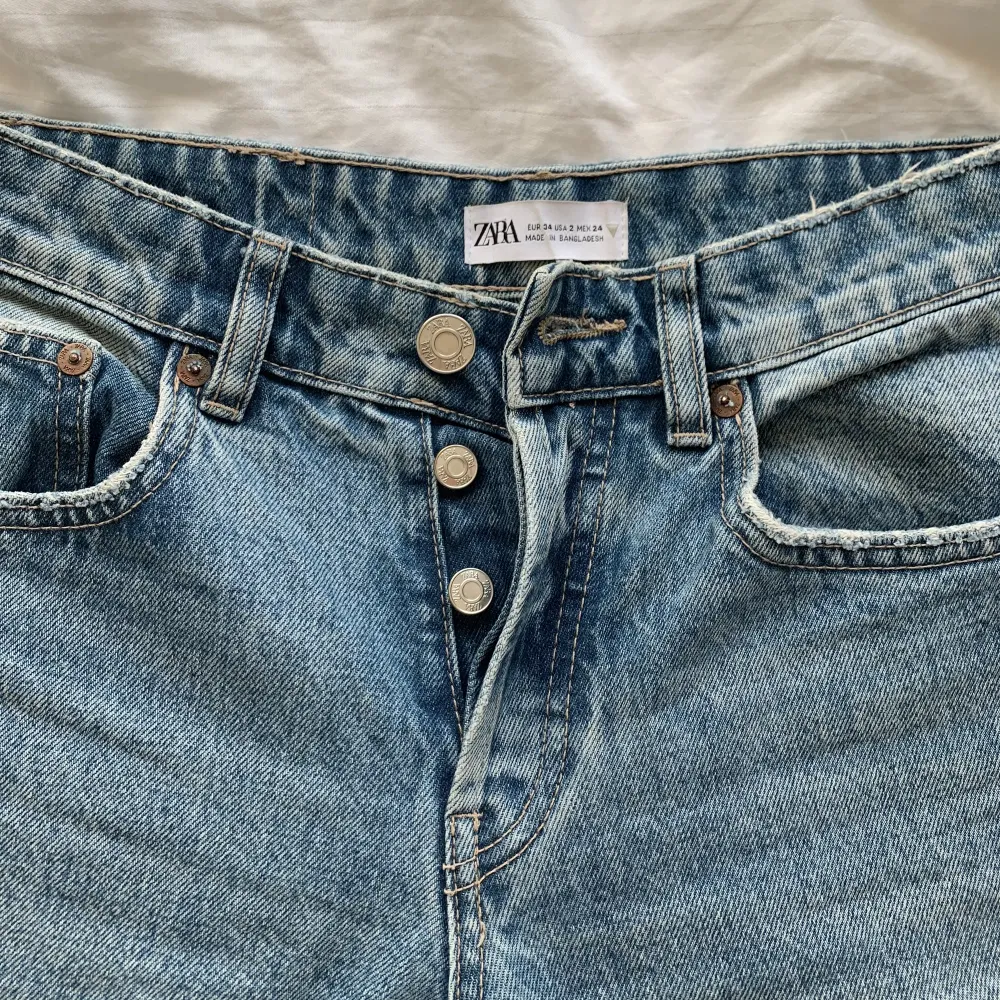 Säljer dessa snygga midwaist straight jeansen från zara. Fint skick!💓. Jeans & Byxor.