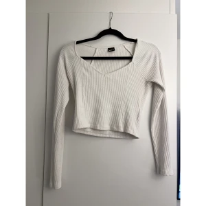 Tröja  - Vit fin tröja 