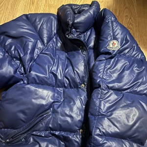 Moncler jacka - Vintage moncler jacka köpt på plick . Den har general wear med tanke på åldern annars inget särskillt. Finns att hämta i Malmö eller Lund. Storlek 2 så passar mig som har m\S i kläder