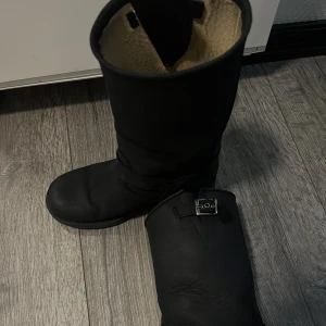 Jonny bulls boots - Rätt så använda men fortfarande bra skick. Det står storlek 37, men jag har storlek 38 och är lite större på mig. Passar bra på vintern om man ska ha tjockare strumpor. Färgen är gråsvart.