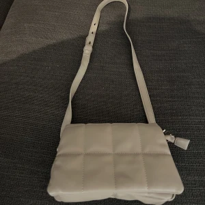 Väska - Crossbody bag från NAKD