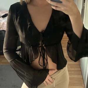 Fest topp - Cool svart festtopp med öppen rygg och långa ärmar.