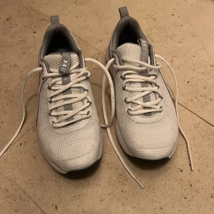 Träningsskor Under Armour - Nästan helt oanvända Träningsskor från Under Armour strl 41