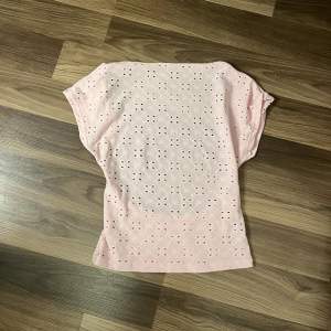 En rosa T-shirt med öppen rygg💕