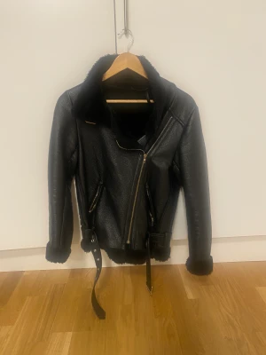 Jacka - Jacka från missguided, mjuk inuti 