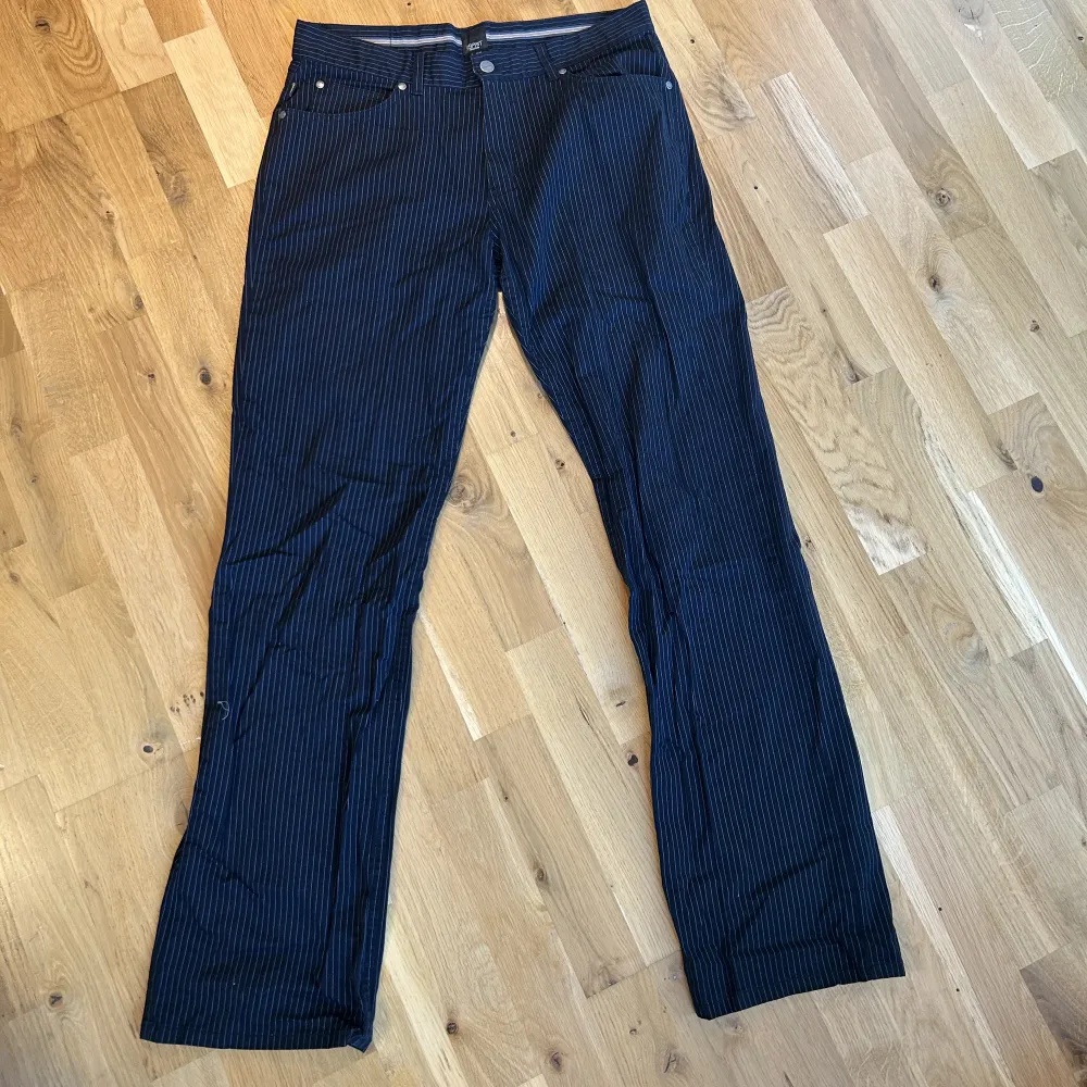 randiga lågmidjade kostymbyxor🥰 ursprungligen från esprit men köpt secondhand👌🏽 150kr. Jeans & Byxor.