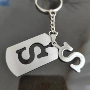 Nyckelring "S" - Silverpläterad nyckelring med bokstaven S.  15% rabatt vid köp av fler annonser.  Samfraktar.