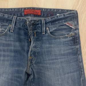Replay jeans i fint skick. Storlek w29/ L32.  Finns ett litet hål vid fickan på baksidan av byxorna, kan säkert fixas. Syns knappt. 
