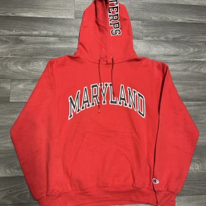 Champion Maryland Hoodie - Snygg vintage champion maryland Hoodie i storlek S! Bara att skriva om du undrar över något🙏