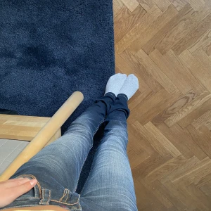 Mörkblåa jeans - Mörkblåa jeans med orangea detaljer