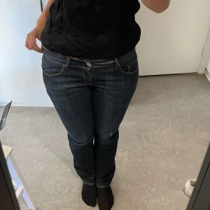 Eleganta straightleg Jeans 💕 - Eleganta lågmidjade mörkblåa jeans💕💕en strl 38 men passar strl 36.  skriv för mer info och bilder!!💕
