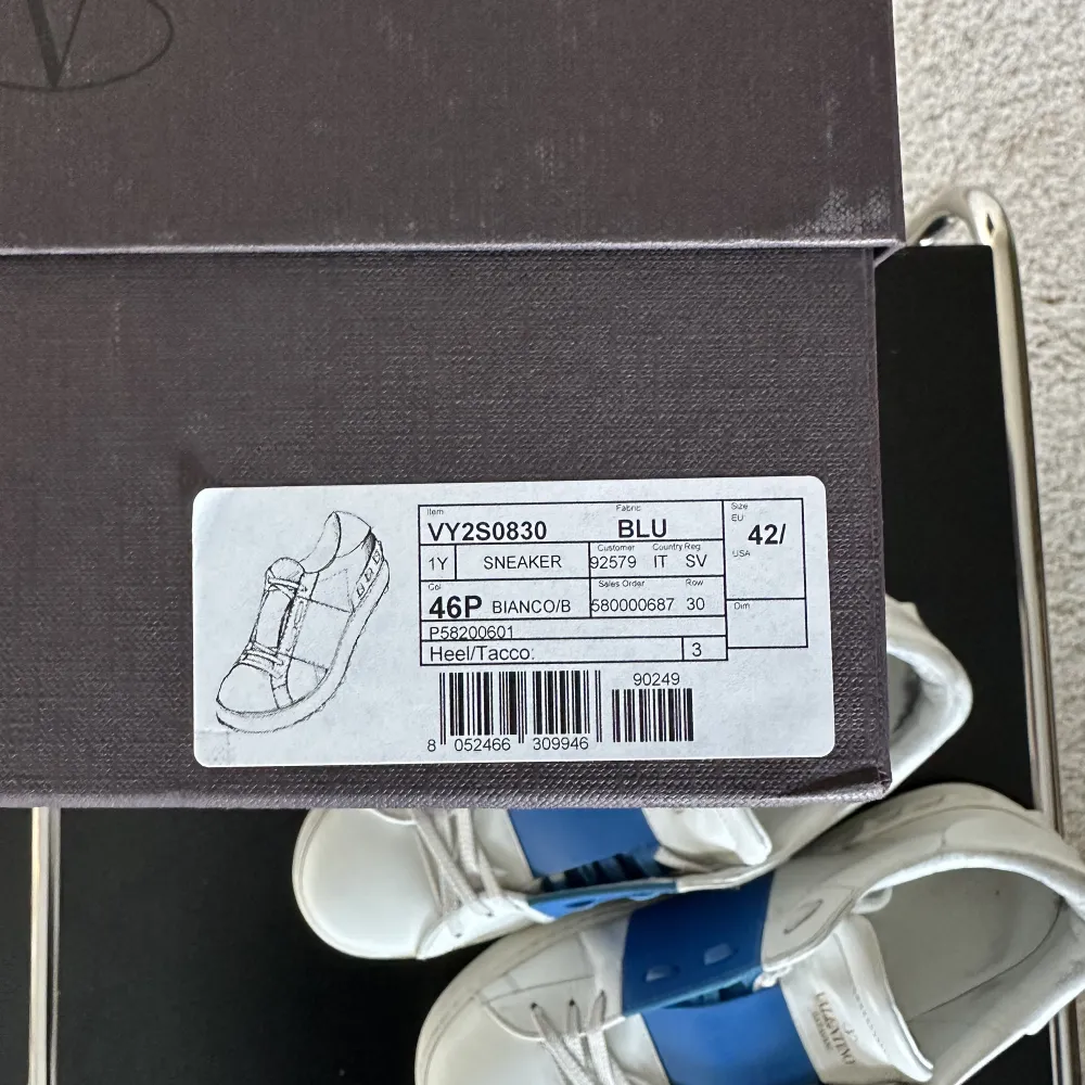 Ljus blåa Valentino Open Sneakers som jag köpte för ett tag sedan men fått lite användning. En rare färg samt väldigt sparsamt använda 8,5/10. Inga defekter i färg någonstans och lädret i bra skick Kvitto finns och original låda. Pris kan diskuteras. . Skor.