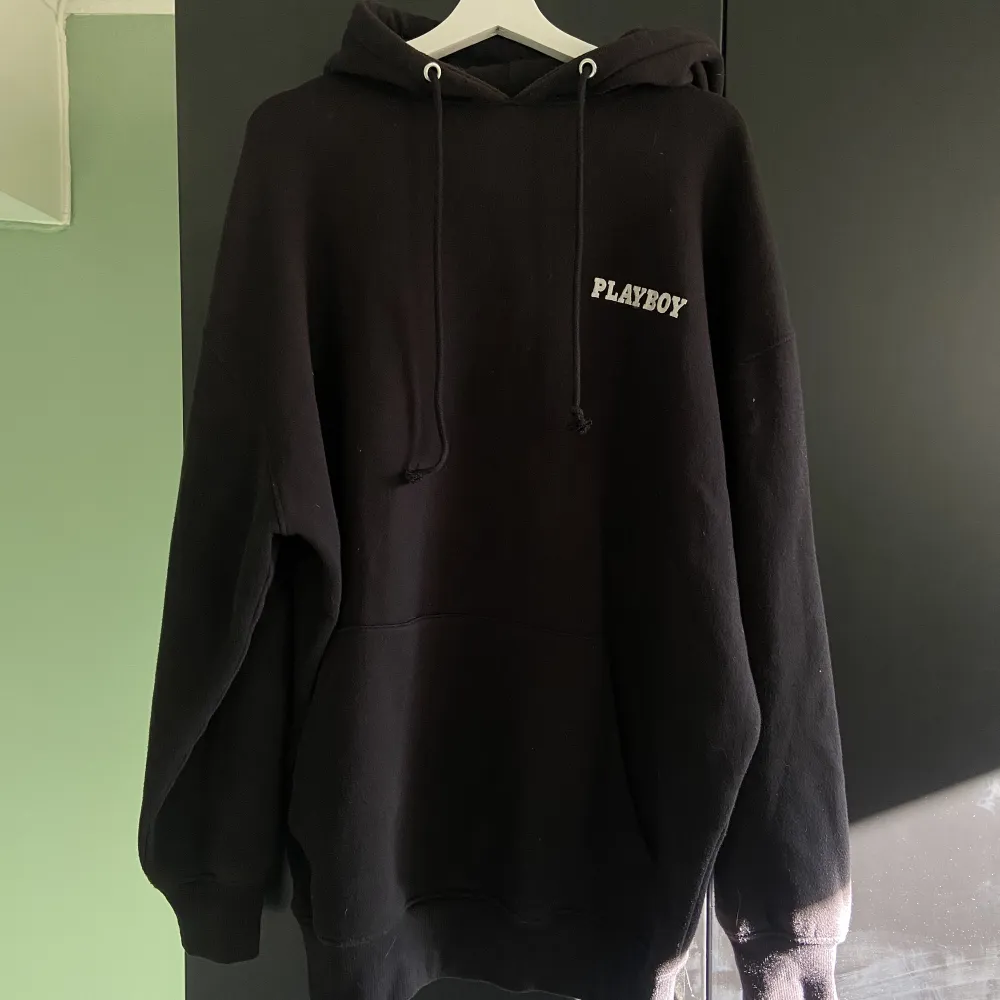 Skitsnygg playboy hoodie från missguided för några år sedan. Lite längre i modellen och väldigt oversized så funkar som en klänning om man vill🌷. Hoodies.