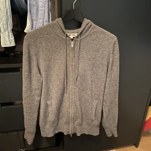 Soft goat zip mörkgrå - Soft goat zip hoodie i storlek S. Storleken passar S-M. Tröjan är väl omhändertagen utan hål, defekter och aldrig tvätad i maskin(skick 9/10).  Man kan få med påsen ifall man skulle vilja ha den också Pris 1699 nypris är 2700