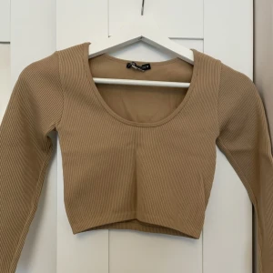 Cropped topp Zara - En basic cropped top från ZARA i storlek s, väldigt stretchig 