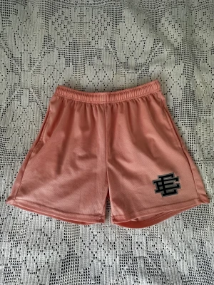 Eric Emanuel shorts - Hej! Säljer vidare dessa EE shorts då de var för små tyvärr, riktigt feta men en storlek små.  Kika i min profil då jag rensar garderoben just nu!⭐️