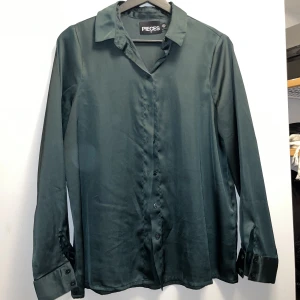 Skjorta Pieces - Mörkgrön skjorta från Pieces i stl S