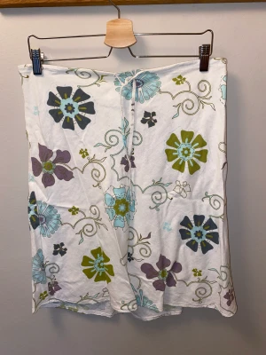 Blommig kjol från 90-talet - Blommig kjol från 90-talet med knytning där fram. 🌼🌺🌸