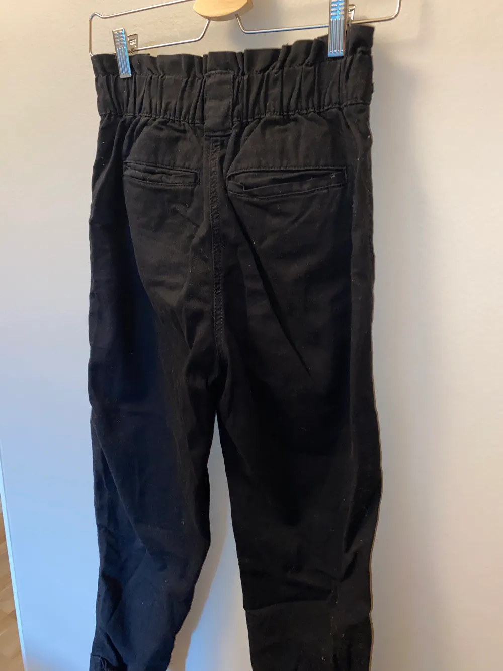 Svarta, pösiga cargobyxor från Bershka 🖤. Jeans & Byxor.