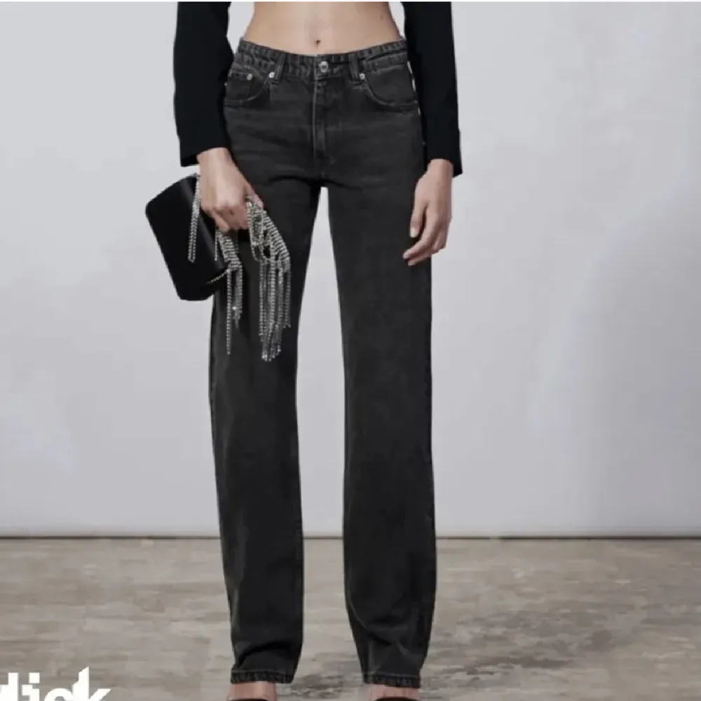 Säljer nu mina mörkgrå/svarta Mid Rase Jeans från Zara då de längre inte kommer till användning. Eftersom de börjar bli försmå . Jeans & Byxor.