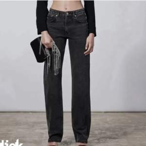 Säljer nu mina mörkgrå/svarta Mid Rase Jeans från Zara då de längre inte kommer till användning. Eftersom de börjar bli försmå 