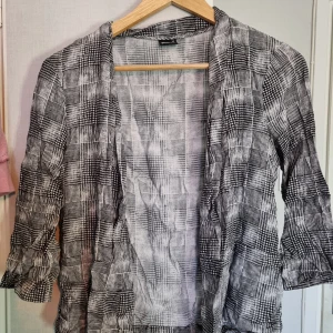 Kofta från Gina Tricot - Kofta köpt från Gina tricot som jag har använd ett par gånger men den är i fint skick!