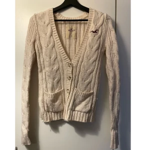 Hollister Cardigan - Säljer denna stickade hollister cardiganen då de inte är min stil. I mycket fint skick! As mysig nu i höst☺️ strl s Köparen står för frakten🫶🏼
