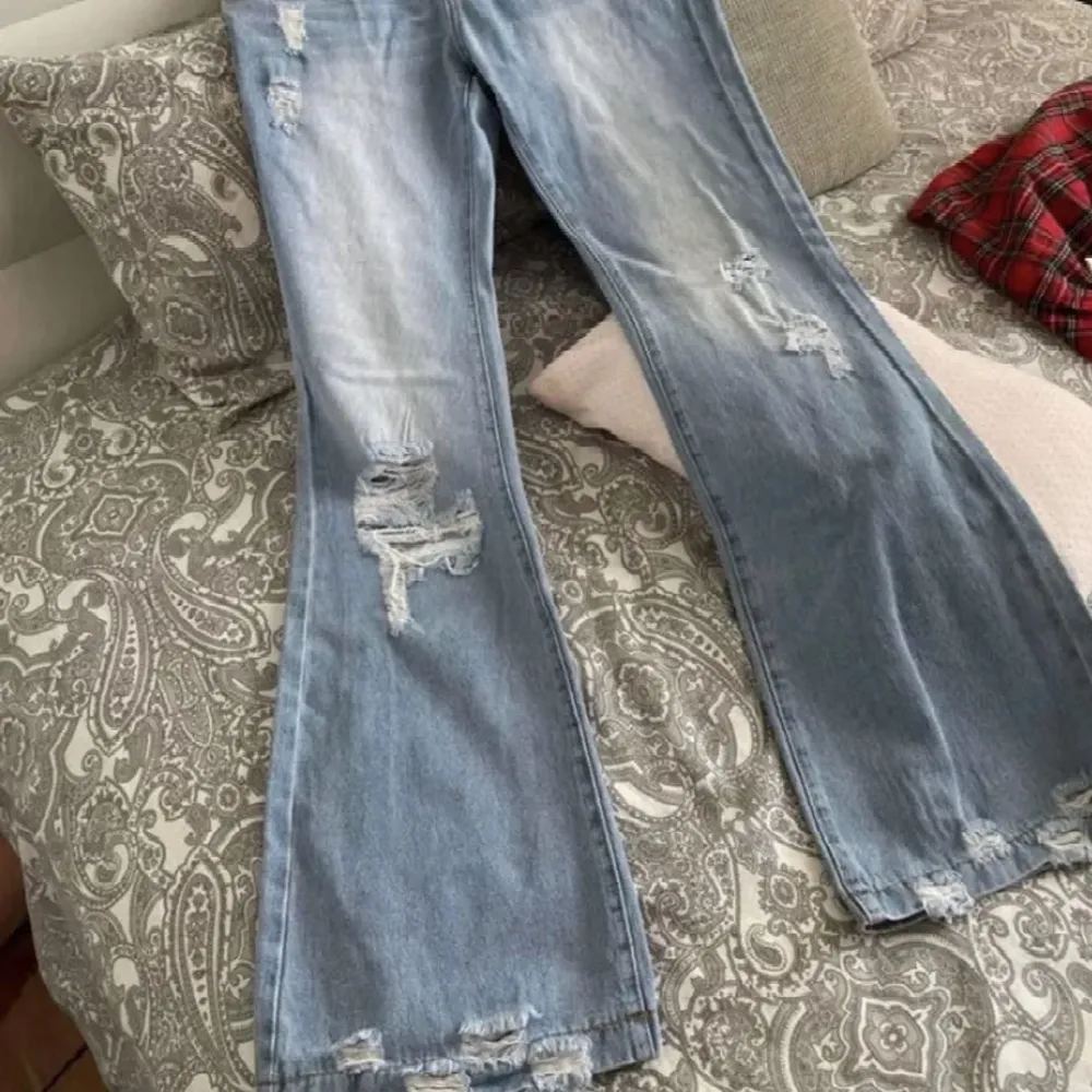 Säljer dessa jeans då dom är försmå för mig! Super fina men säljer billigt då ja vill bli av med om! Kan sänka vid snabb affär!  Har även klippt hål på insidan vid midjan för att få in ett skosnöre men de inget som syns, kom privat för bild :). Jeans & Byxor.