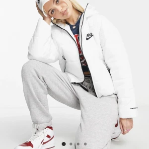 Nike jacka  - Säljer denna sjukt snygga Nike jacka som jag köpt på Asos!! Säljer då jag hittat en annan och denna är lite för stor. Returtiden har gått ut så provar sälja den här. Lappen är kvar! Jag köpte för 800kr säljer för 500kr!🩷