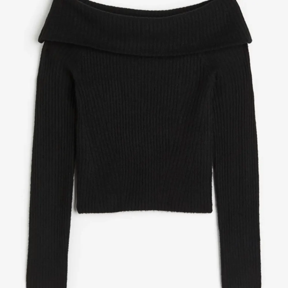 Jättefin stickad off shoulder tröja i nyskick, lappen kvar💓 Orginalpris: 199💓 Det är bara att trycka på köp nu om du vill köpa den, hör av er för fler frågor💓. Stickat.