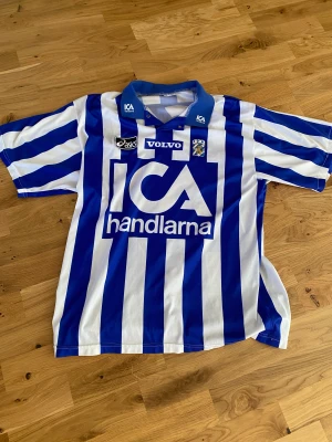 Retro ifk Göteborg tröja - Säljer min ifk Göteborg tröja från 1994. Tröjan har mest blivit liggandes på vinden