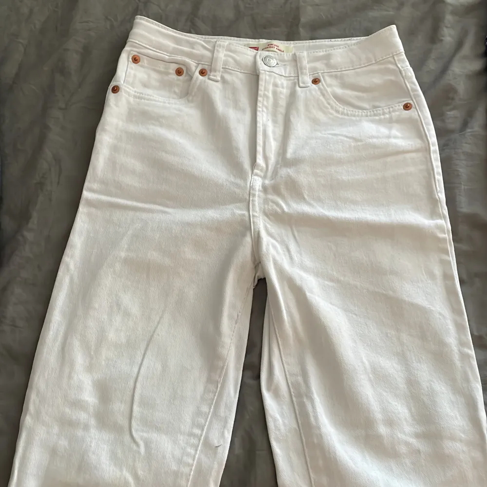 Ett par vita Levis jeans. Andvänd ett par gånger💘. Storlek 152.. Jeans & Byxor.