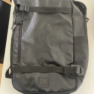 Douchebag backpack - Douchebag backpack till salu, använts ett par gånger, skick 8/10.  Mitt pris 500 kr, orginalpriset 1999 kr.