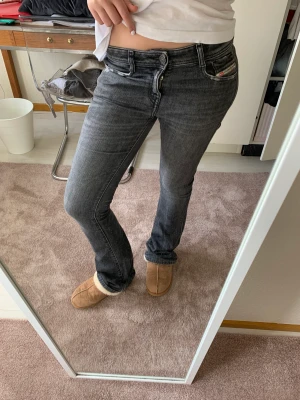 Diesel jeans - Säljer mina gråa/svarta dieseljeans. Är i nyskick då kag köpte dem lite för små och har därav inte kommit till så mycket användning. Priset ör förhandlingsbart💕💕
