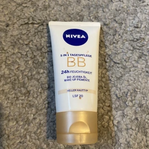 BB cream - Jätte fin om man inte vill ha smink och bara se lite brunare ut eller täcka små finnar.Har rensat mitt rum så finns massa saker i min profil!💕