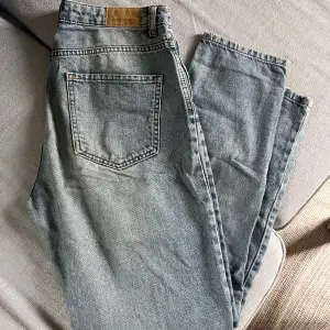 Ljusblåa jeans i momjeansmodell!🥰