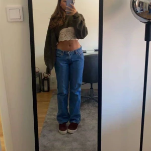 Jeans från Weekday  - Jeans från Weekday i storlek 27 vilket motsvarar typ 36-38. Jag är 165 och de är perfekta för mig