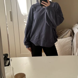 Mörkblå sweatshirt  - Mörkblå sweatshirt som aldrig använts.