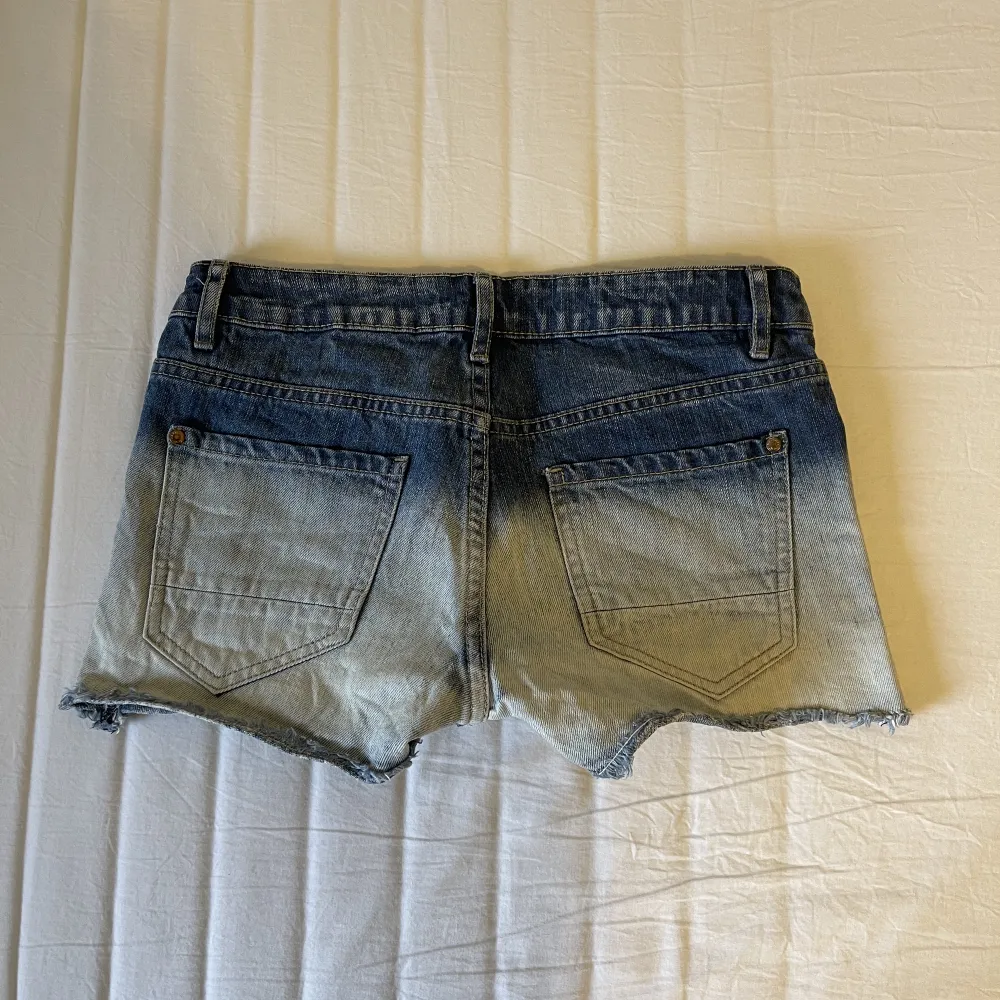 Snygga lågmidjade jeansshorts i storlek 11-12 år, som även passar xxs och xs, från Lindex💗. Shorts.