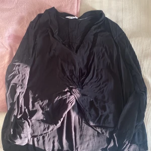 Blus  - Säljer denna fina blus från mango storlek S använd 1 gång och fint skick säljer för 50kr