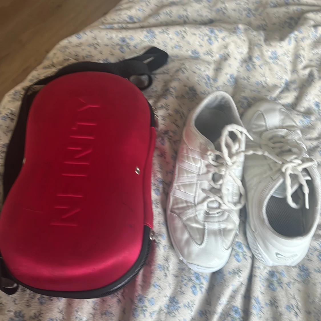 Cheerskor och väska