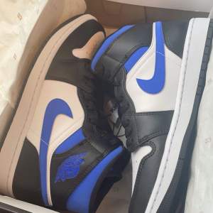 Air Jordan 1 Mid White Black Royal, kartong medföljer, inte använda mycket, köpte de för 2799kr i Göteborg på kicksnstuffse. Inga defekter förutom lite krisade på ena skon (se bild) passar även folk med storlek 39 ( små i storleken)