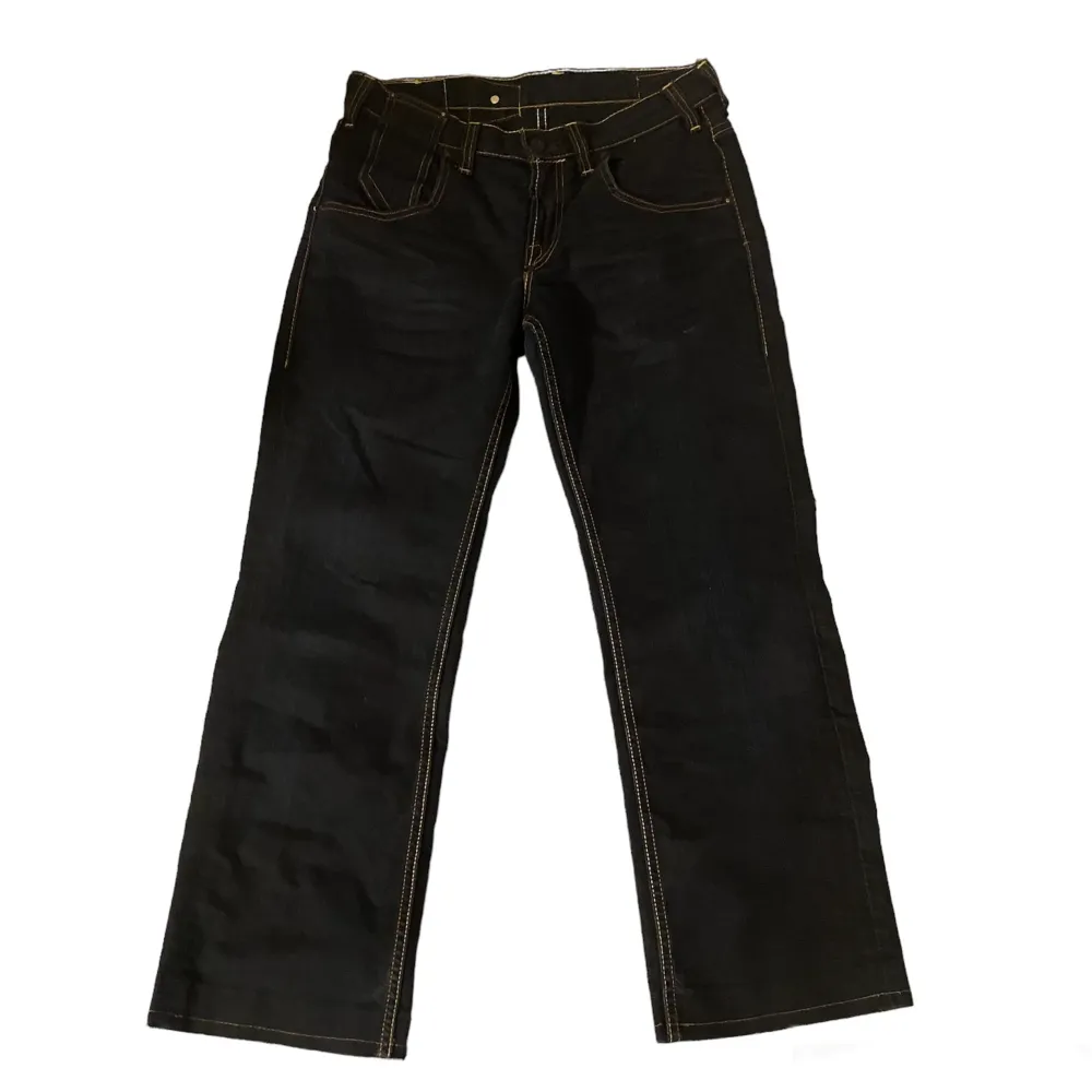jättefina lågmidjade levis jeans (vet ej om dom är äkta) i jättebra skick. Skulle inte säga att dom är svarta skulle mer säga väldigt mörk blå. Innerbenslängd: 70 cm Ytterbenslängd: 96 cm Midjemått mätt rakt över: 41 cm. Jeans & Byxor.