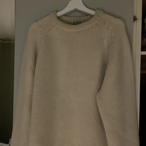 Out legalt stickad - Sitter som vanlig L