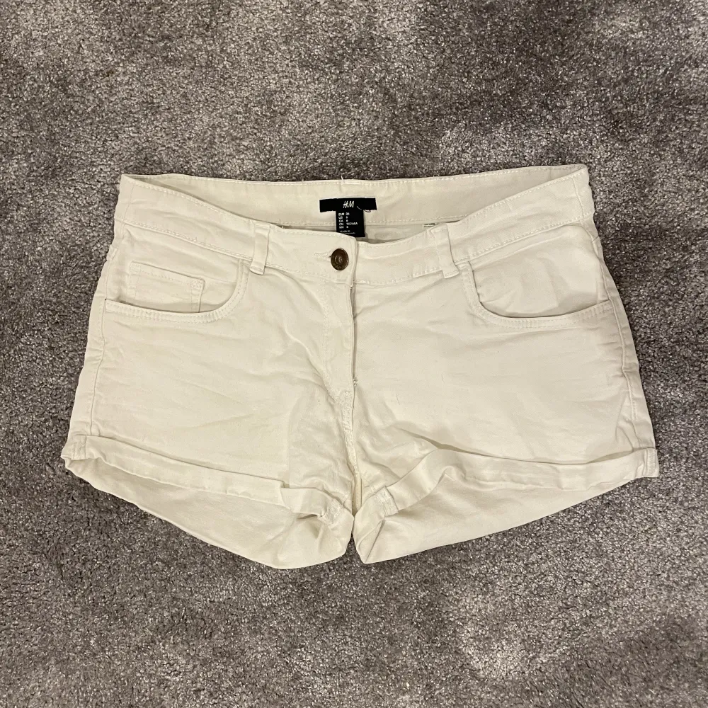Vita lågmidjade shorts. Knappt använda. Säljer för använder dom inte. Storlek 36. Köpta från H&M. . Shorts.