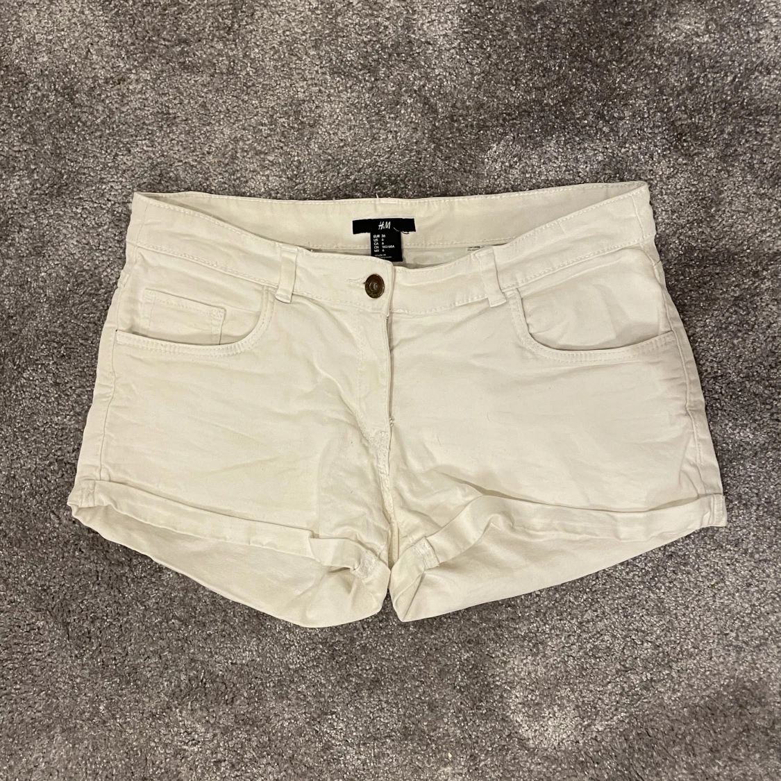 Vita lågmidjade shorts 